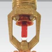 La couleur rouge d'une tête d'extinction d'un sprinkler à ampoules de verre se déclenche à quelle température nominale en °C ?